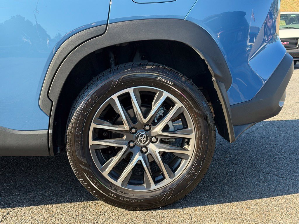 Used 2026 Toyota Corolla Cross XLE AWD/4WD image 37