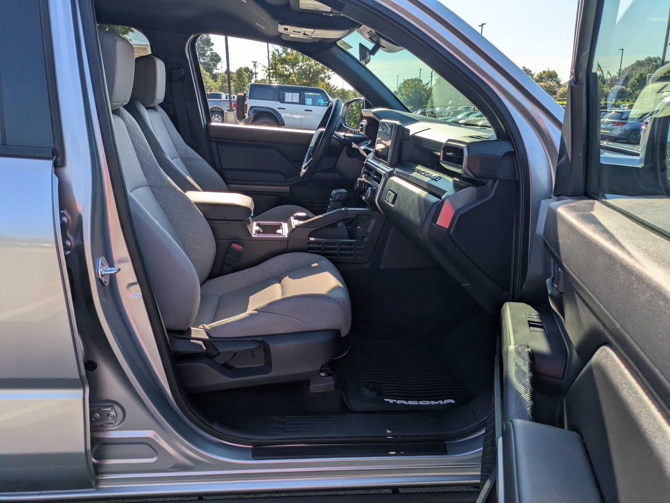 Used 2025 Toyota Tacoma SR5 AWD/4WD image 40