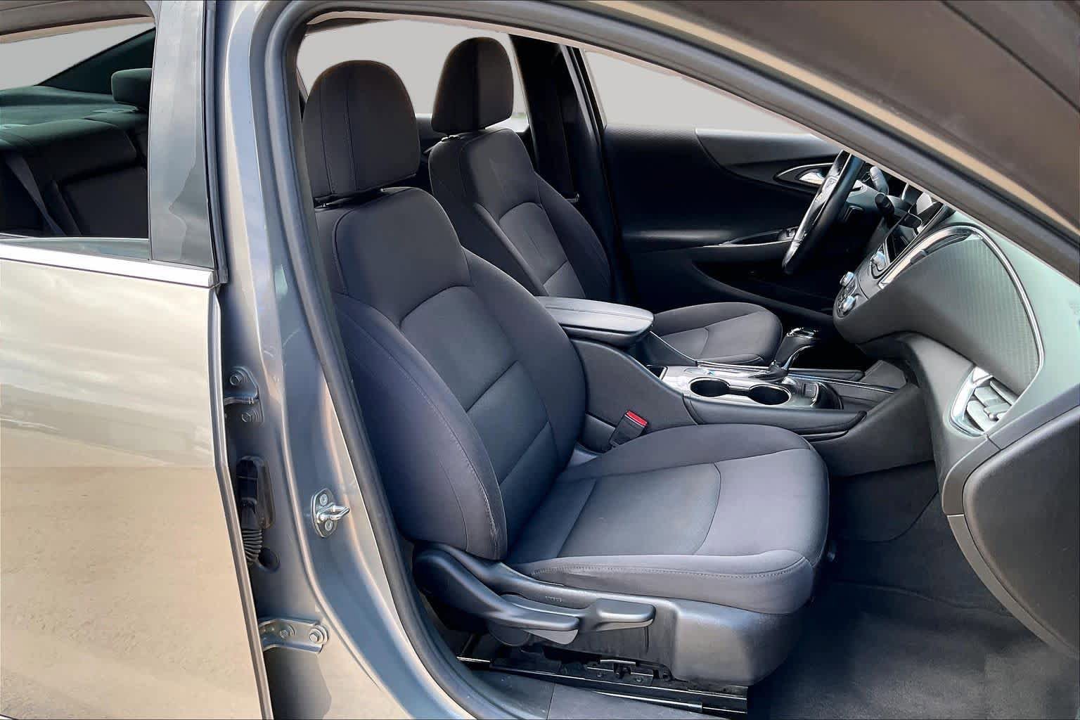 Used 2017 Chevrolet Malibu LT FWD image 10