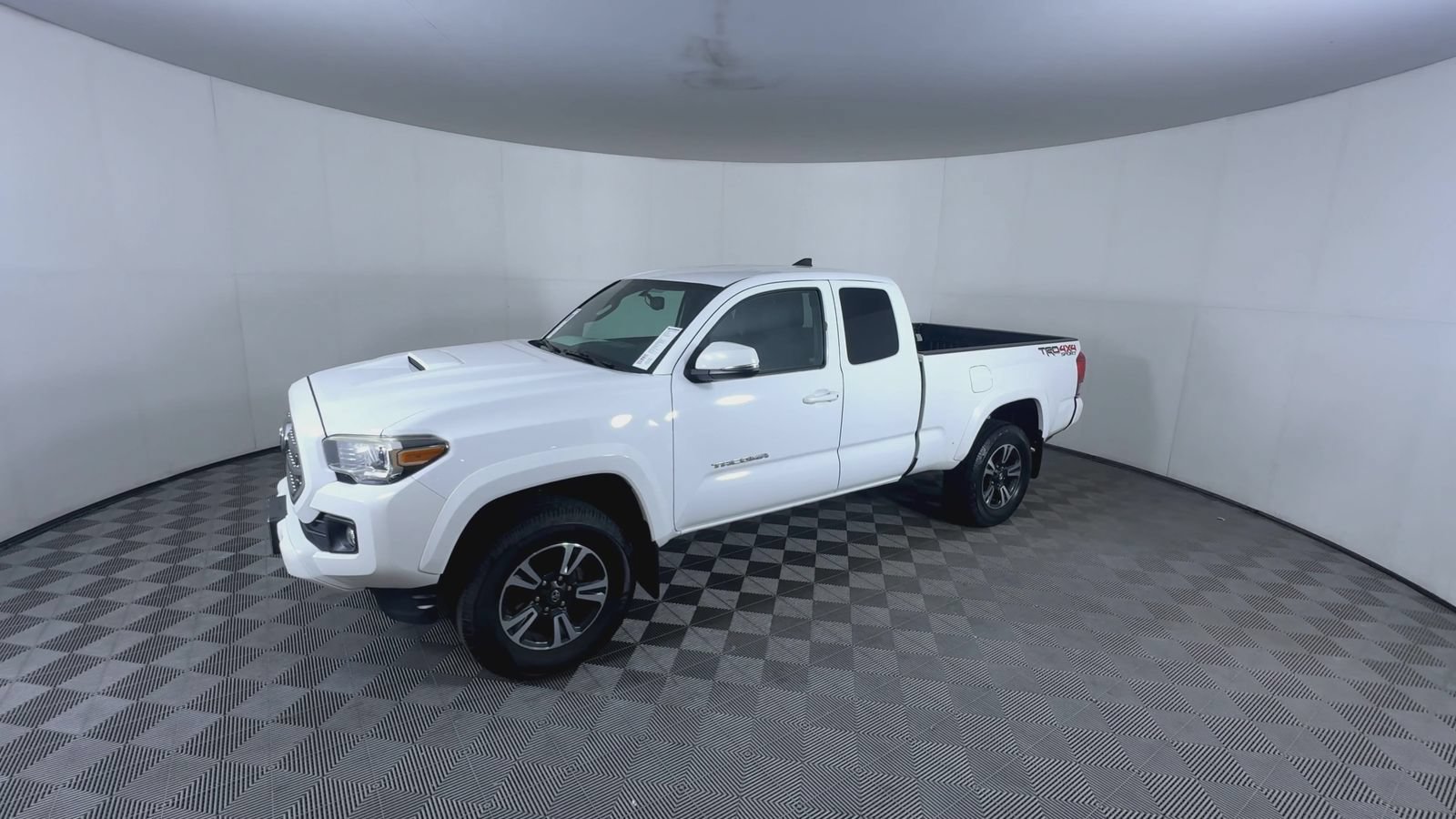 Used 2016 Toyota Tacoma TRD Sport w/ Towing Package AWD/4WD image 4