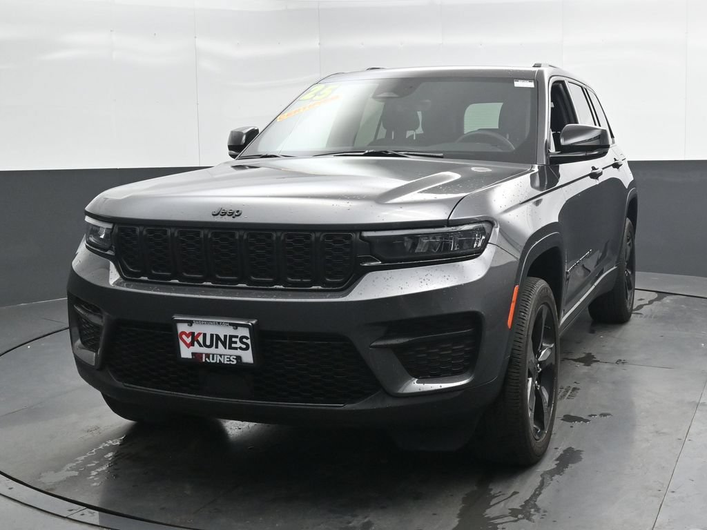 Used 2025 Jeep Grand Cherokee Altitude AWD/4WD image 6