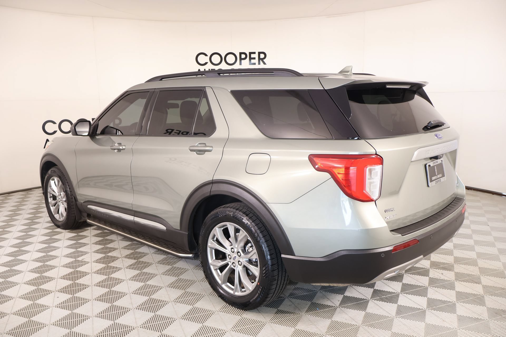 Used 2020 Ford Explorer XLT w/ Equipment Group 202A RWD image 23
