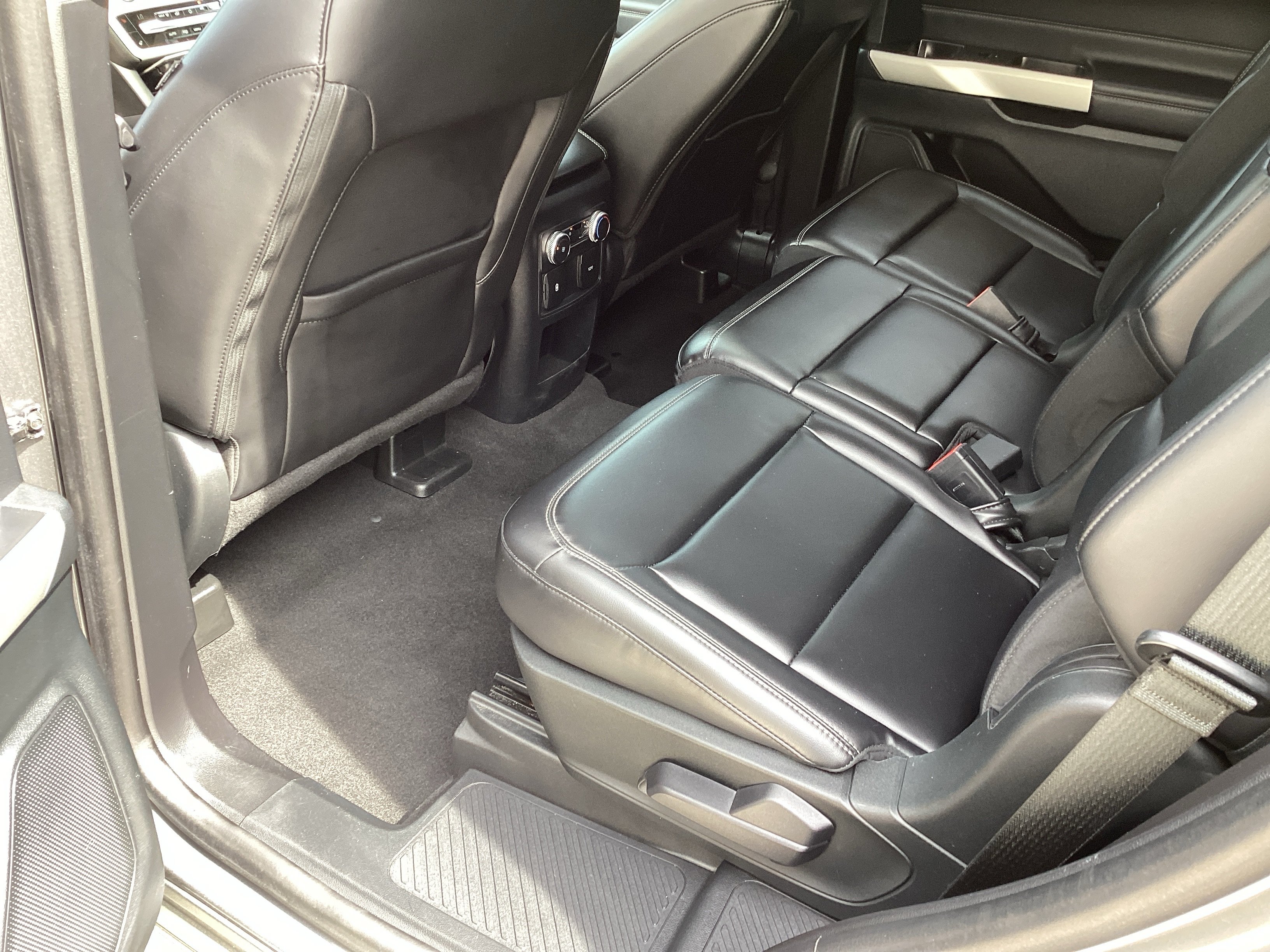 Used 2021 Ford Explorer XLT w/ Equipment Group 202A AWD/4WD image 30