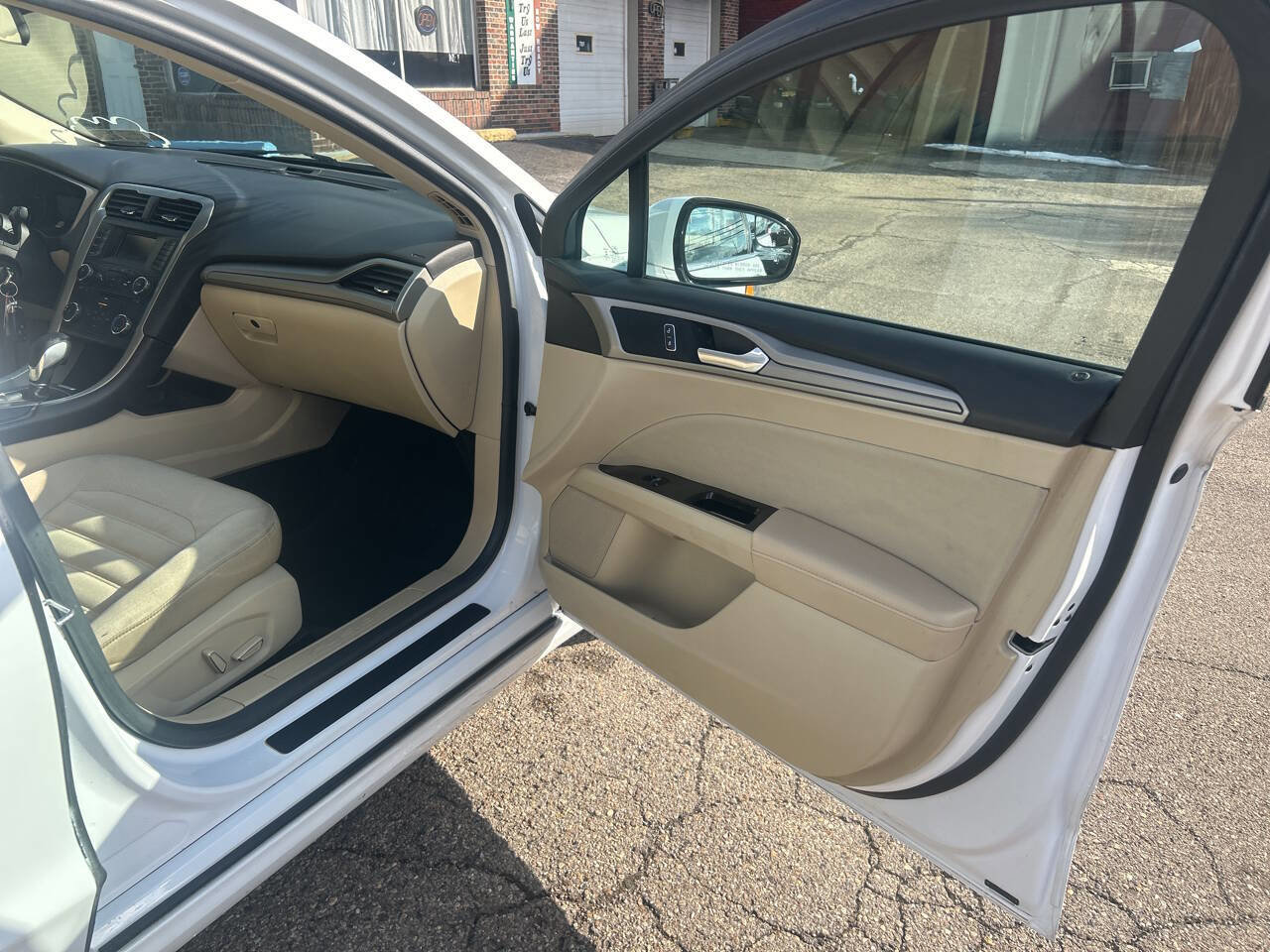 Used 2015 Ford Fusion SE image 26