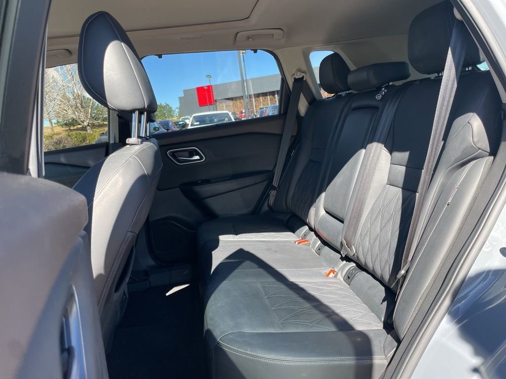 Used 2022 Nissan Rogue Platinum w/ Head-Up Display Package image 12