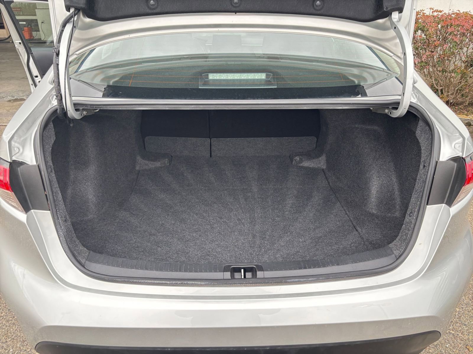 Used 2025 Toyota Corolla LE FWD image 31