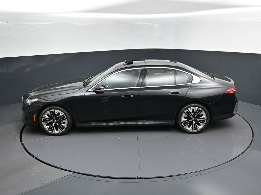 Certified 2025 BMW 530i image 32