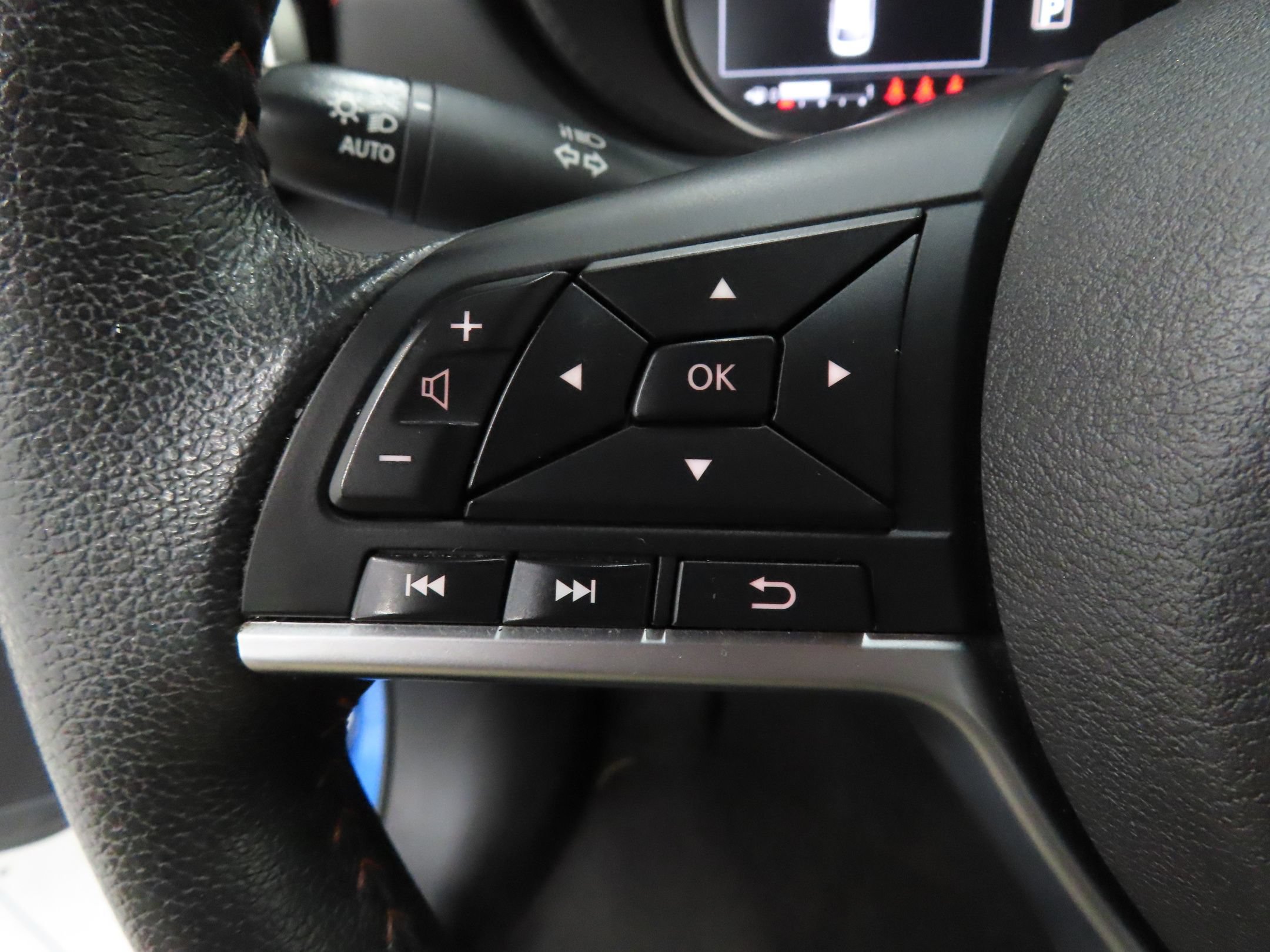 Used 2024 Nissan Versa SR FWD image 13