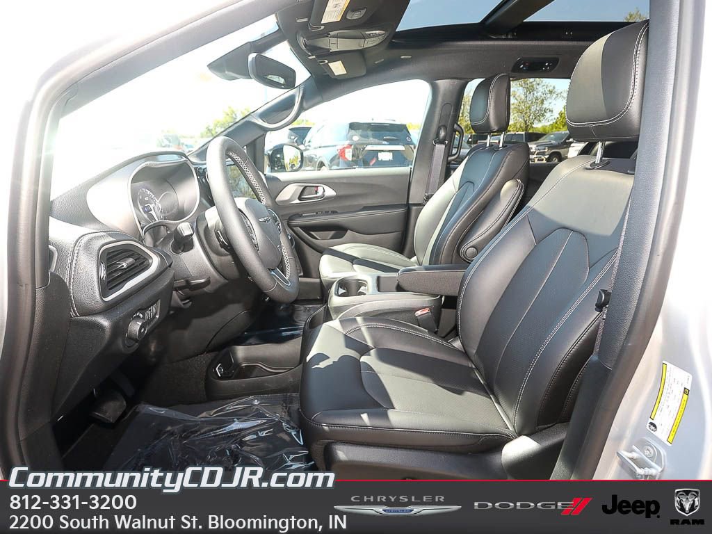 New 2026 Chrysler Pacifica Select image 10