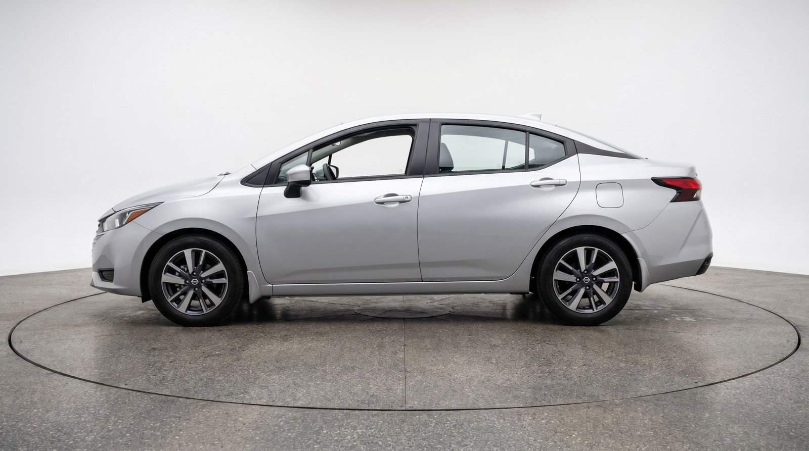 Used 2025 Nissan Versa SV FWD image 5