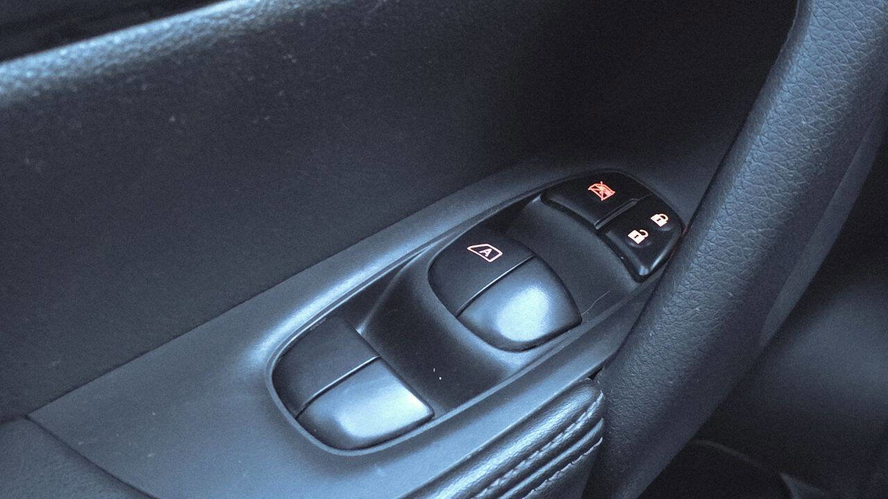 Used 2017 Nissan Rogue SV image 26