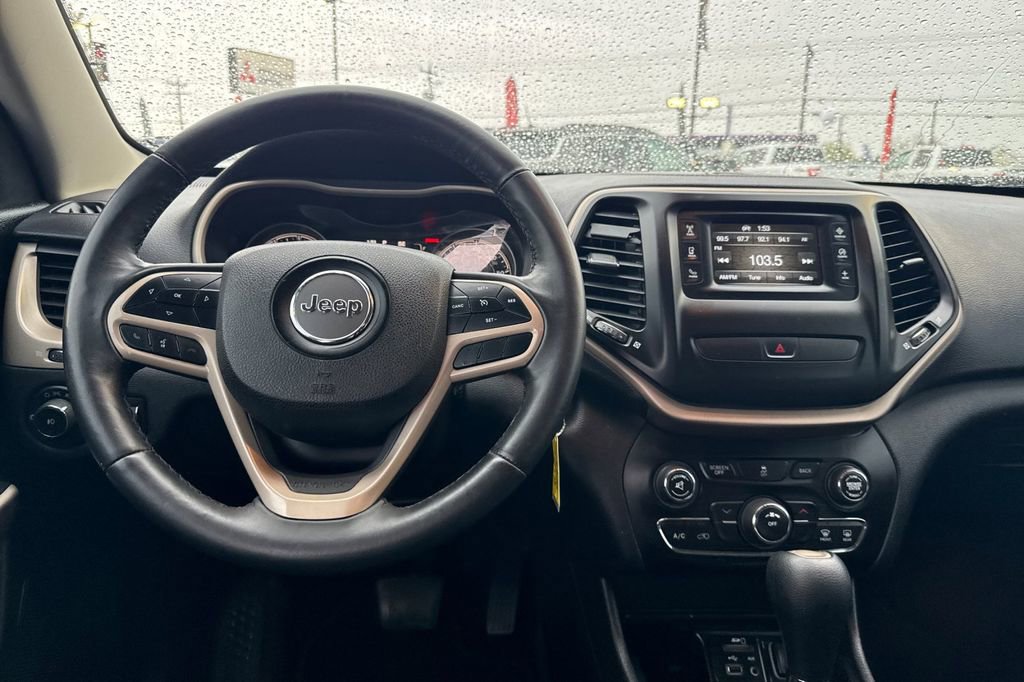 Used 2017 Jeep Cherokee Latitude FWD image 14