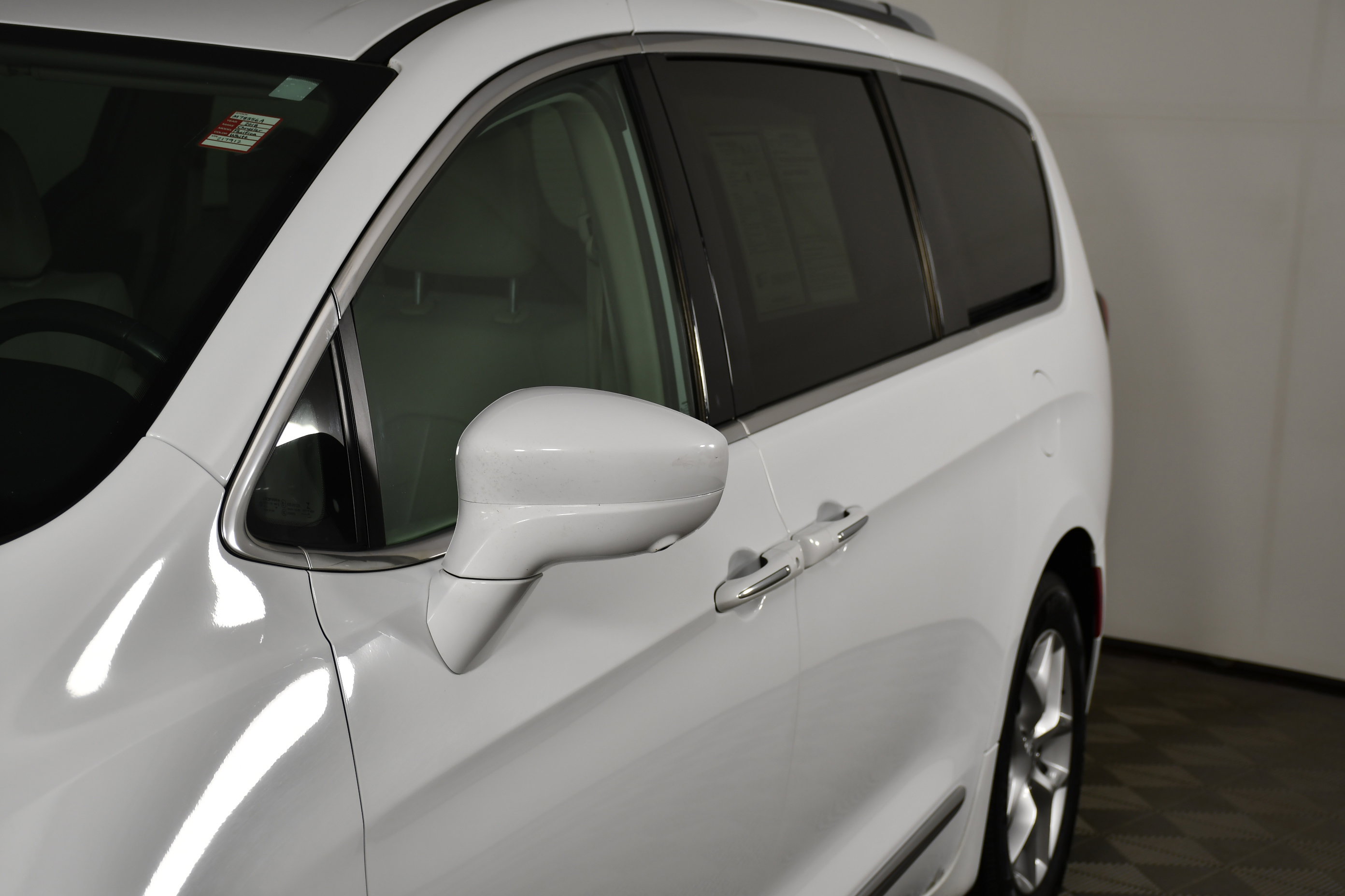 Used 2018 Chrysler Pacifica Touring-L w/ Advanced Safetytec Group FWD image 13