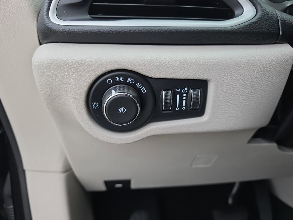 Used 2024 Chrysler Pacifica Touring-L FWD image 21