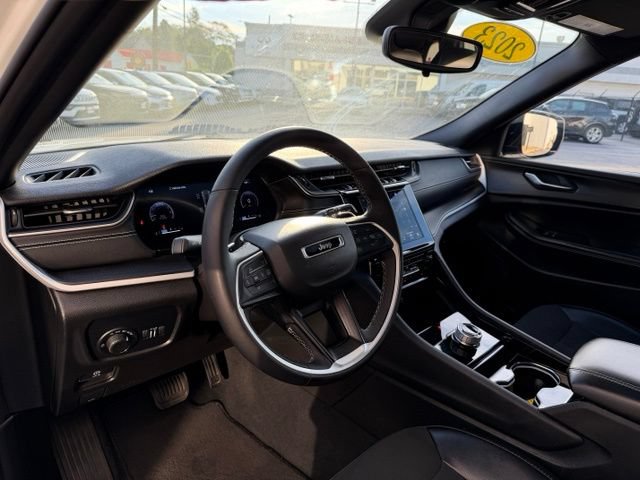 Used 2023 Jeep Grand Cherokee Altitude AWD/4WD image 4
