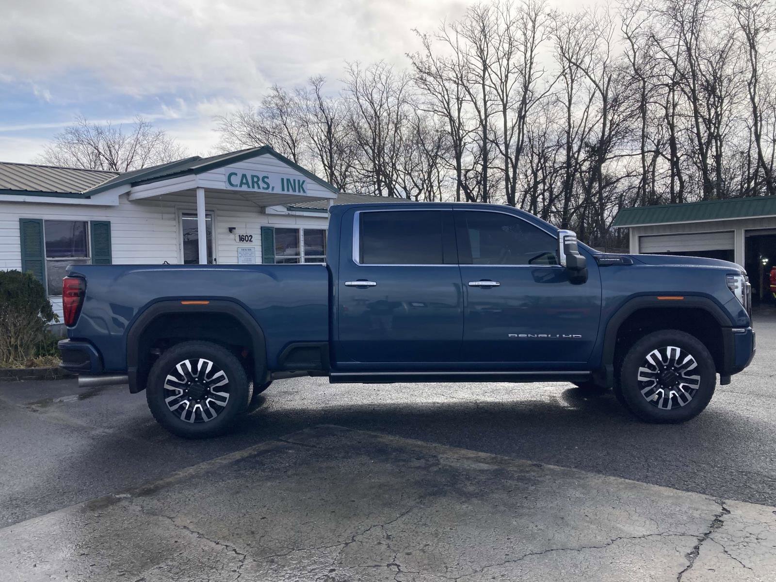 Used 2024 GMC Sierra 2500 Denali Ultimate image 2
