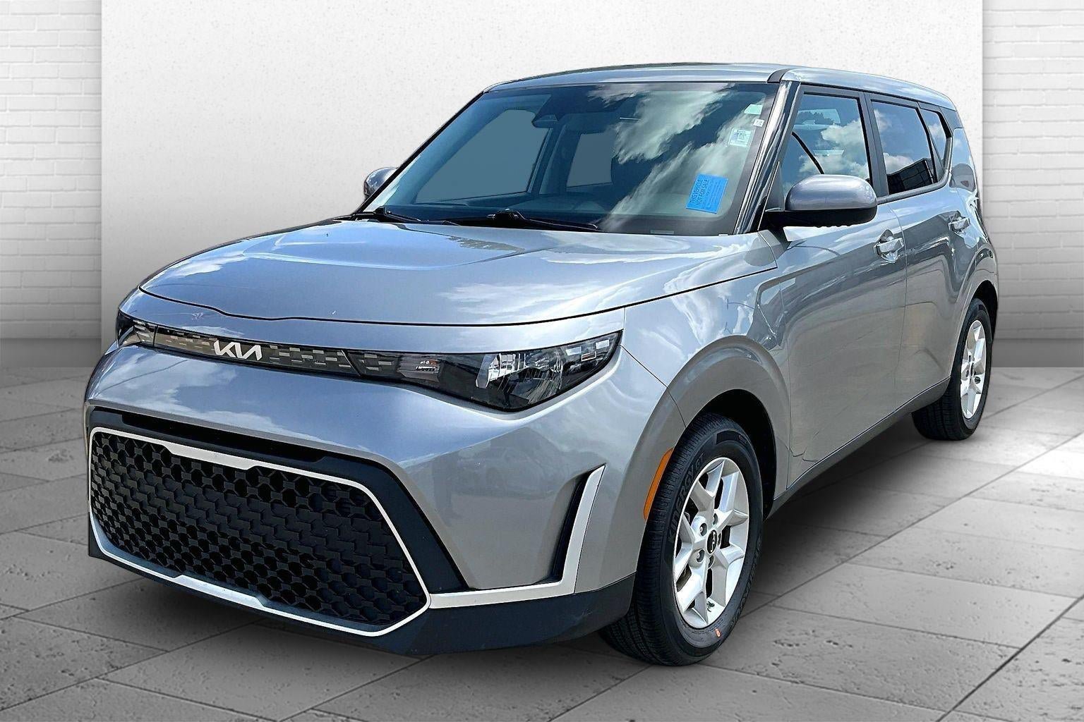Used 2025 Kia Soul LX w/ LX Technology Package FWD image 3