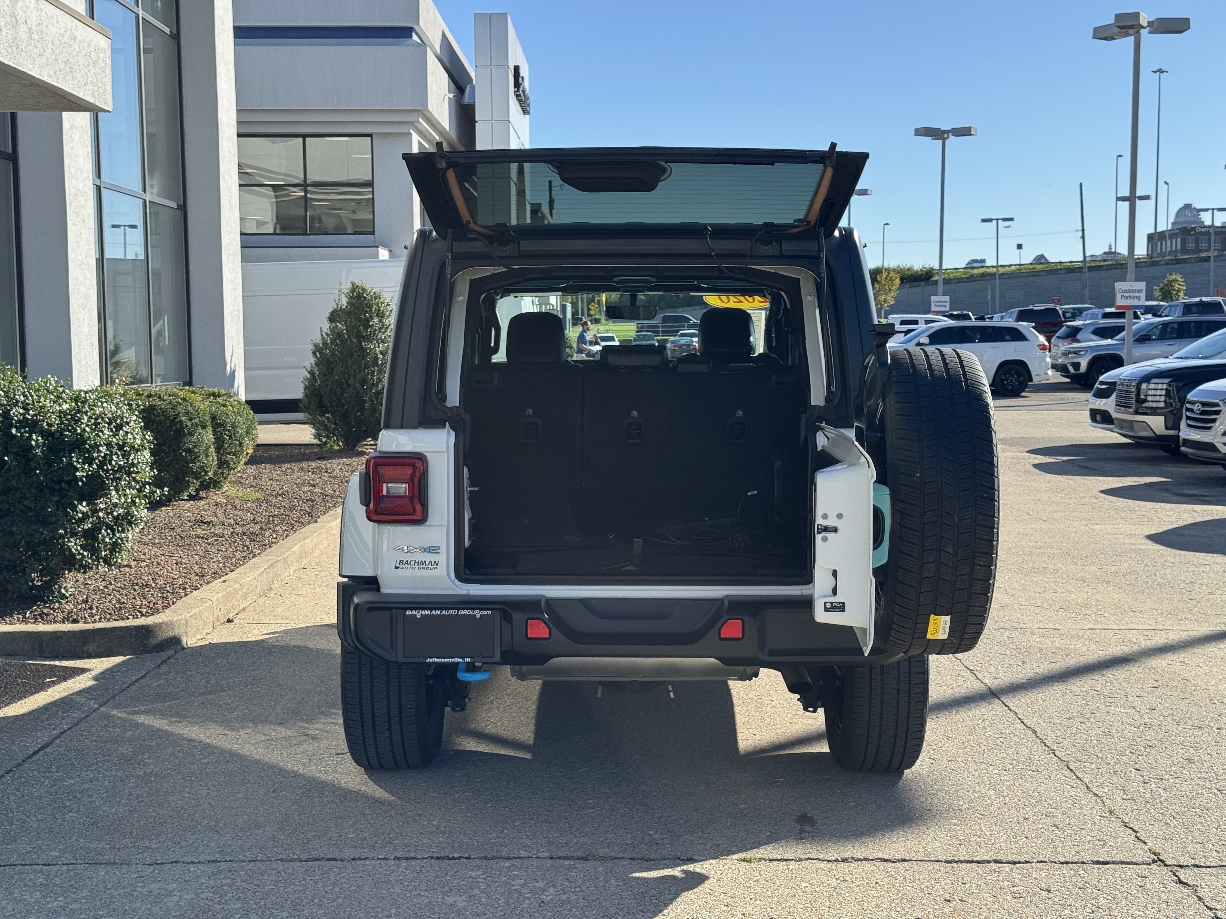 Used 2022 Jeep Wrangler Unlimited Sahara w/ Cold Weather Group image 10