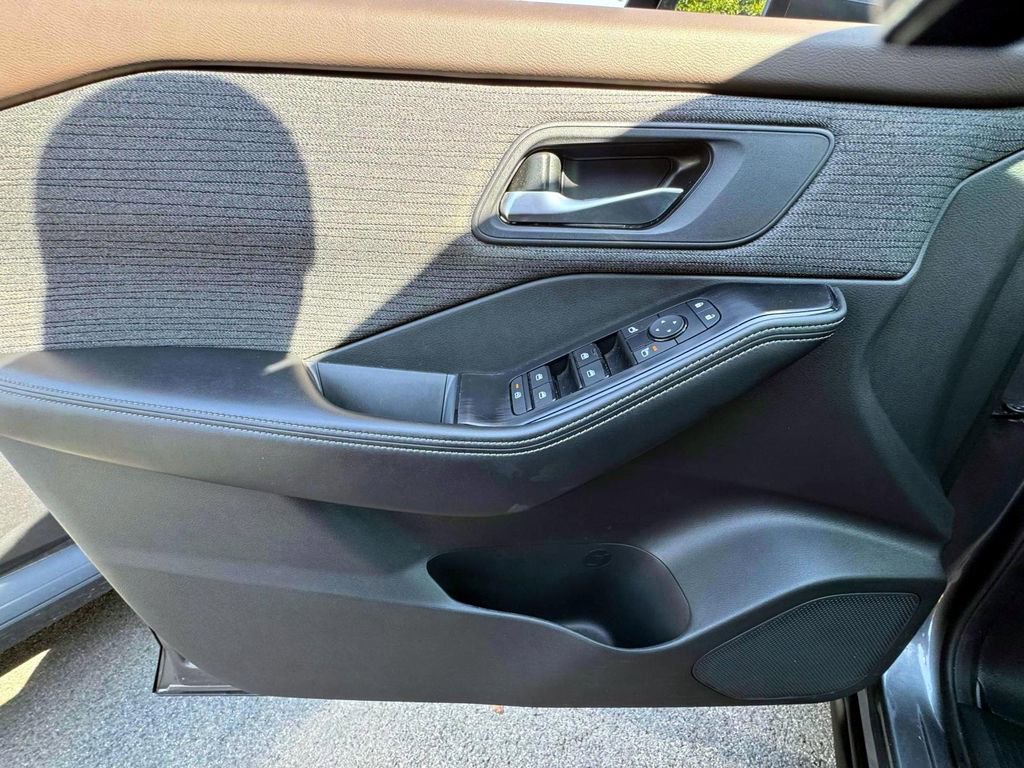 Used 2023 Nissan Rogue SV image 19