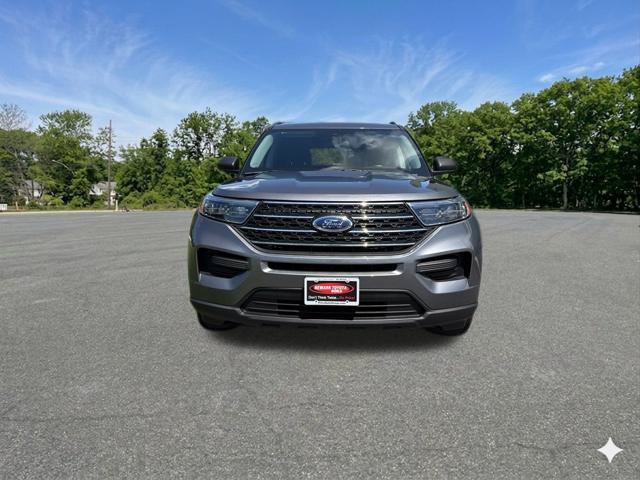 Used 2024 Ford Explorer XLT AWD/4WD image 3