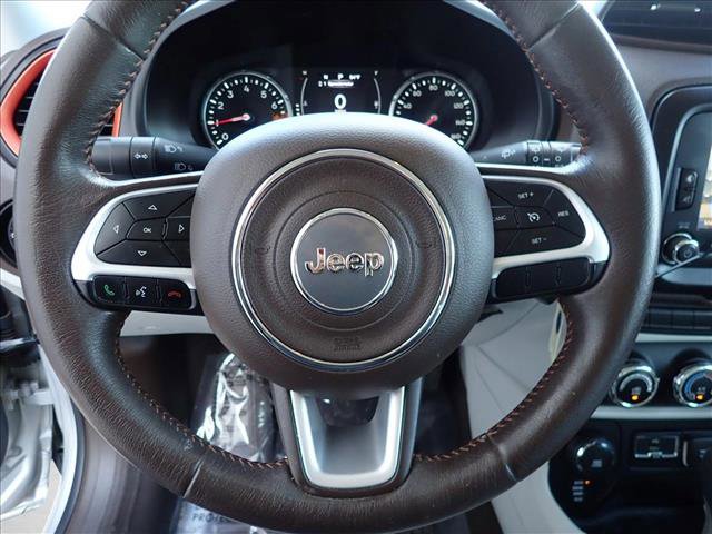 Used 2015 Jeep Renegade Latitude AWD/4WD image 12