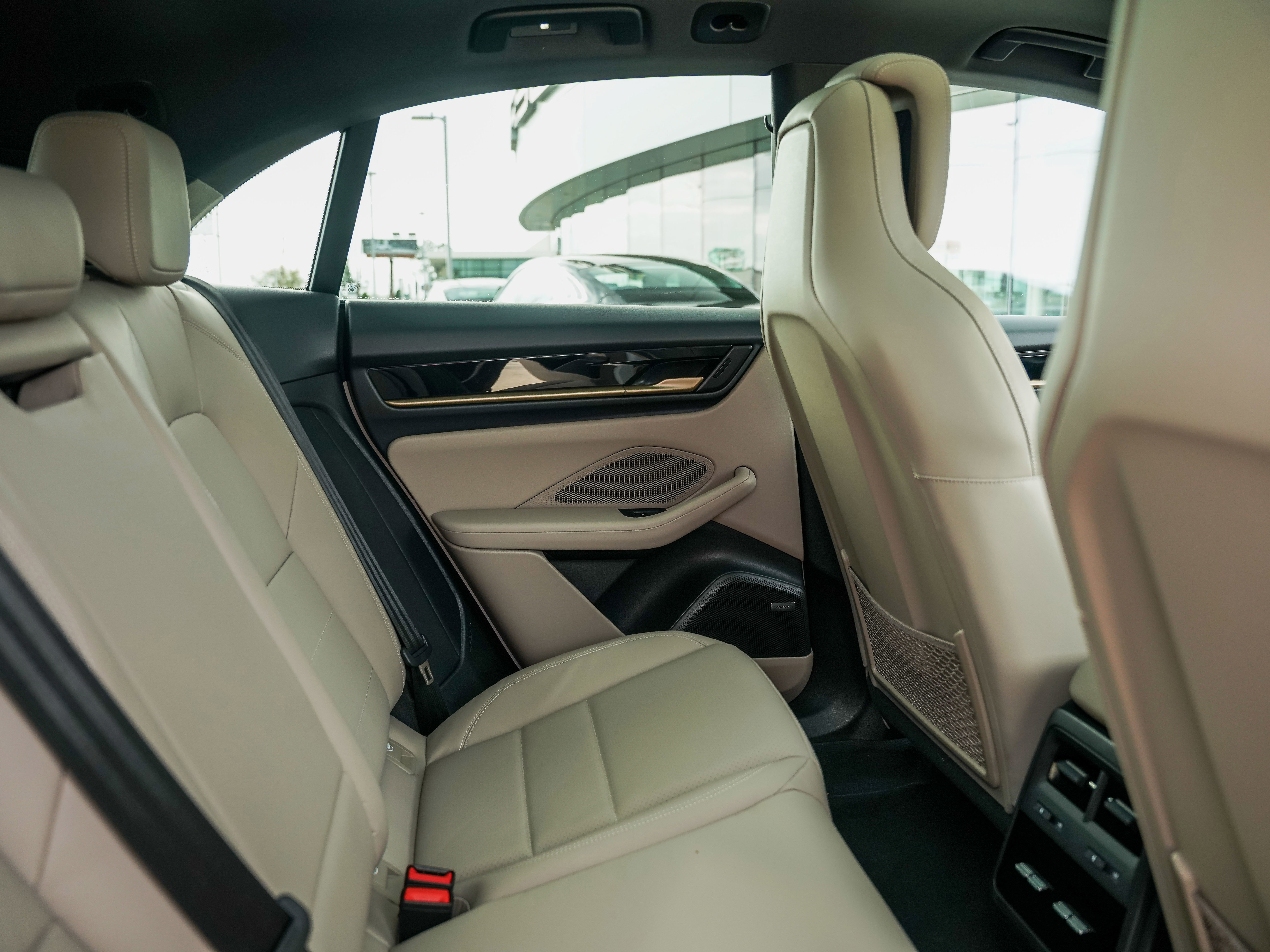 Certified 2025 Porsche Macan Electric image 29