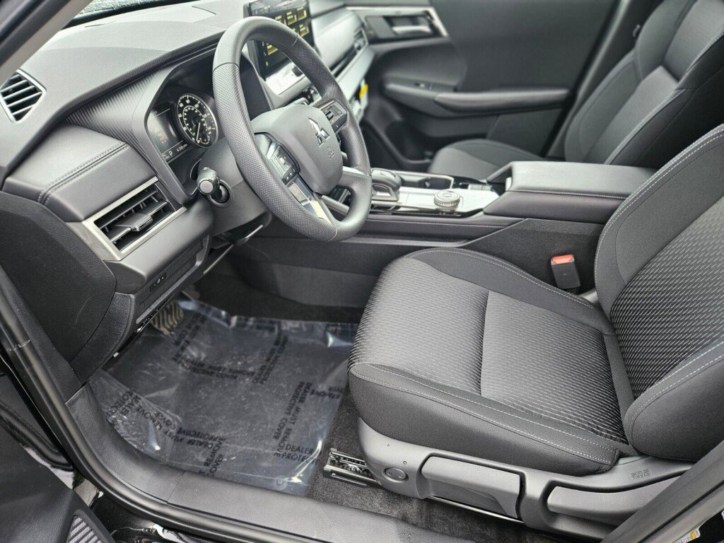 New 2025 Mitsubishi Outlander ES image 18