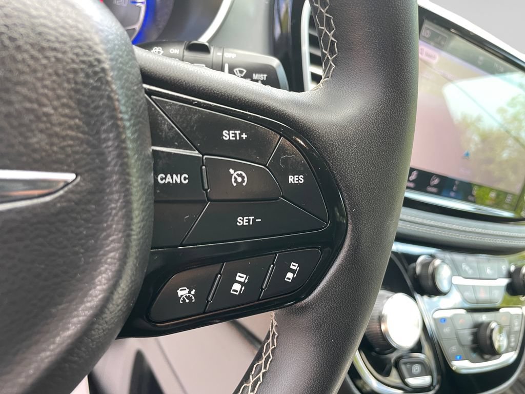 Used 2025 Chrysler Pacifica Limited FWD image 24