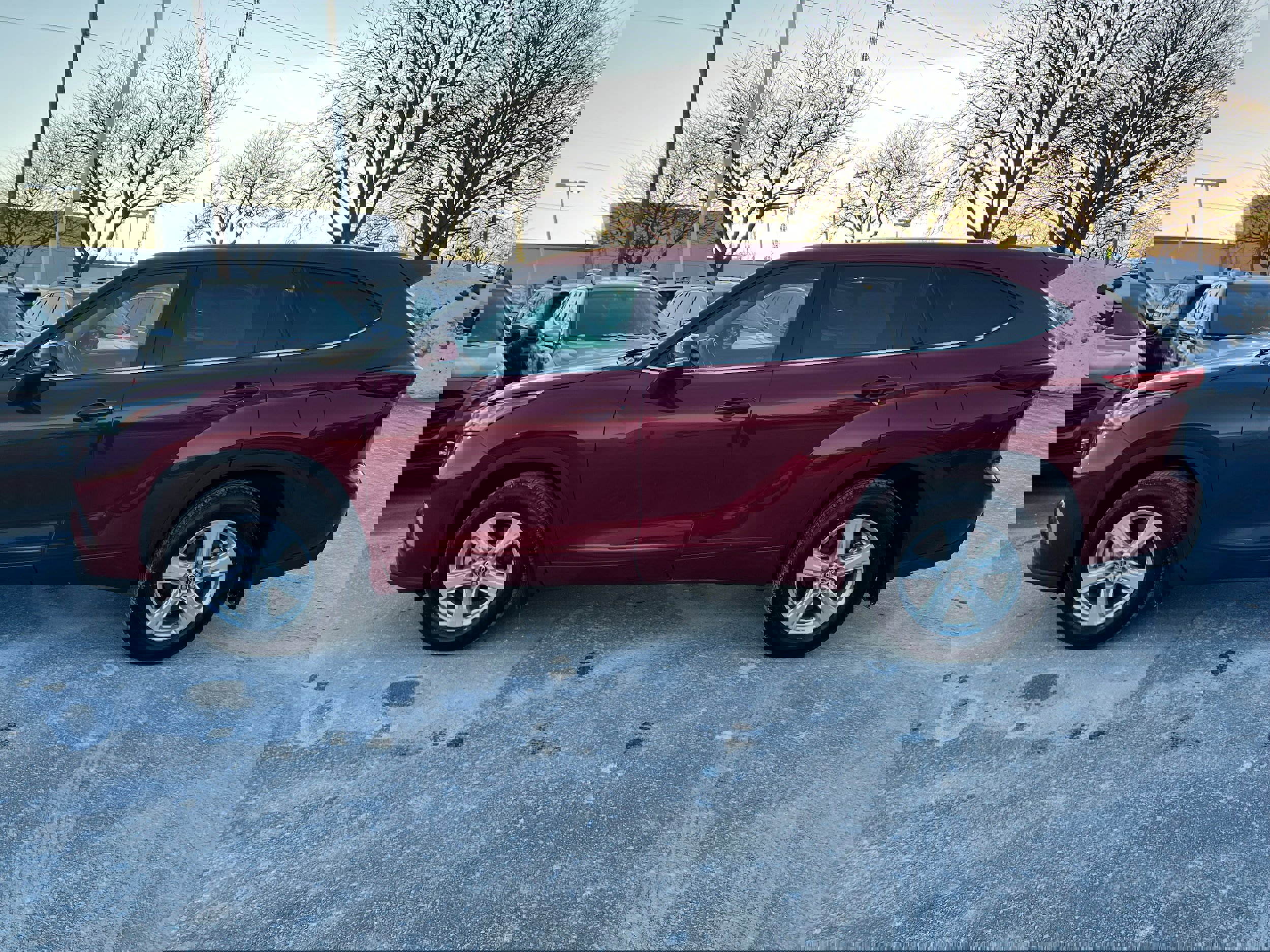 Used 2020 Toyota Highlander LE image 4