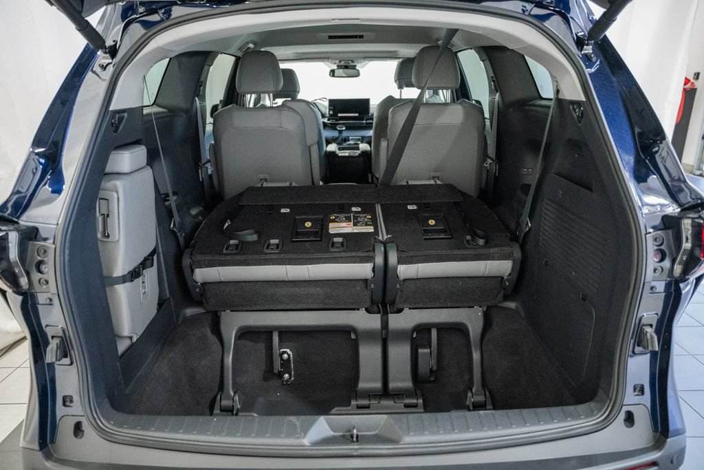 Used 2025 Toyota Sienna XLE FWD image 10