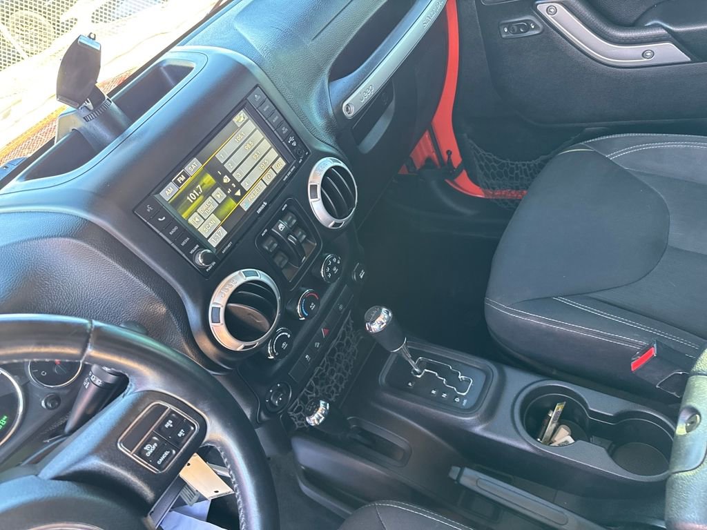 Used 2015 Jeep Wrangler Unlimited Sahara w/ Connectivity Group image 17