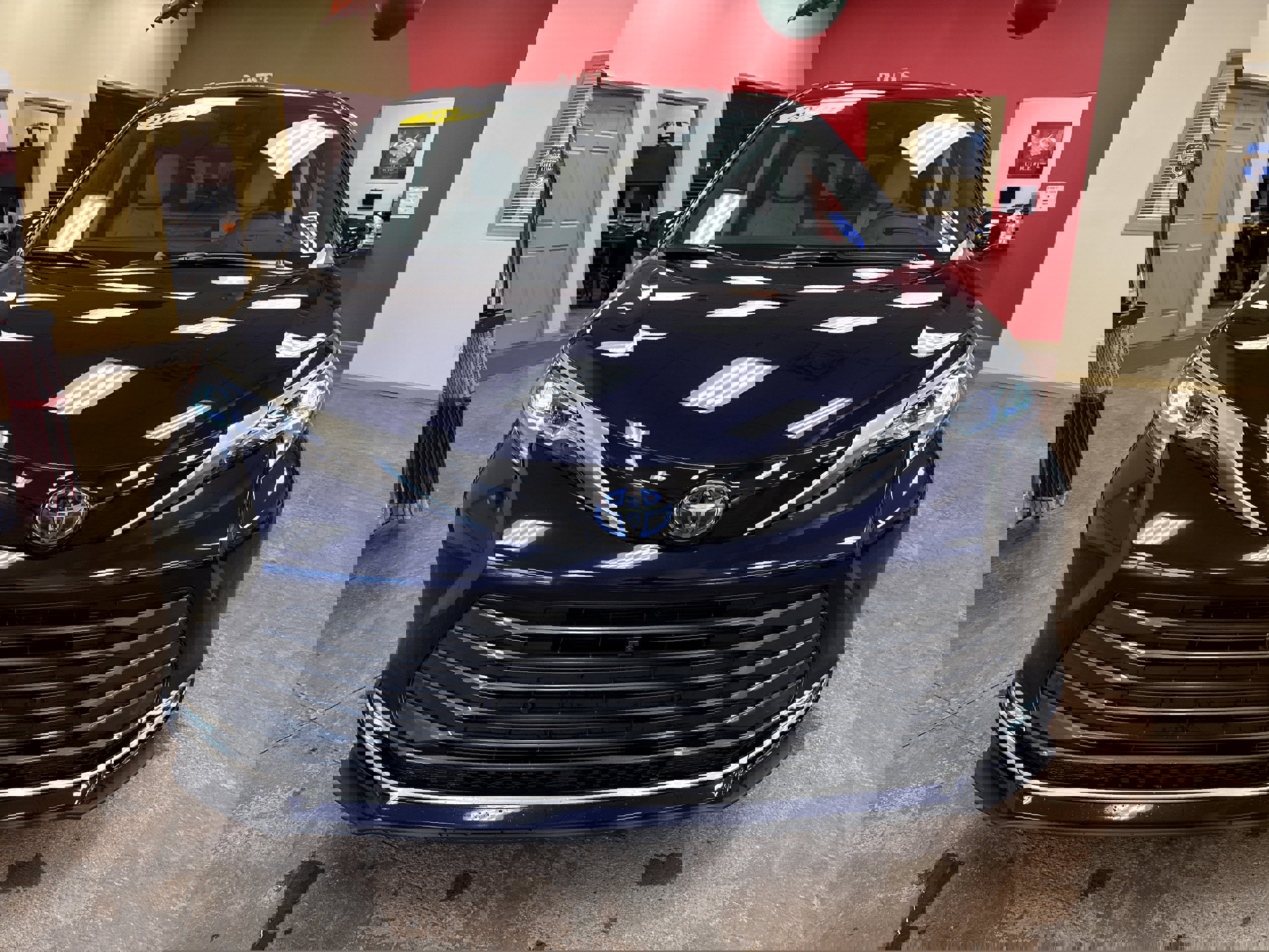 Used 2025 Toyota Sienna Platinum video 2