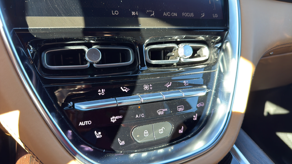 Used 2021 Aston Martin DBX AWD/4WD image 31