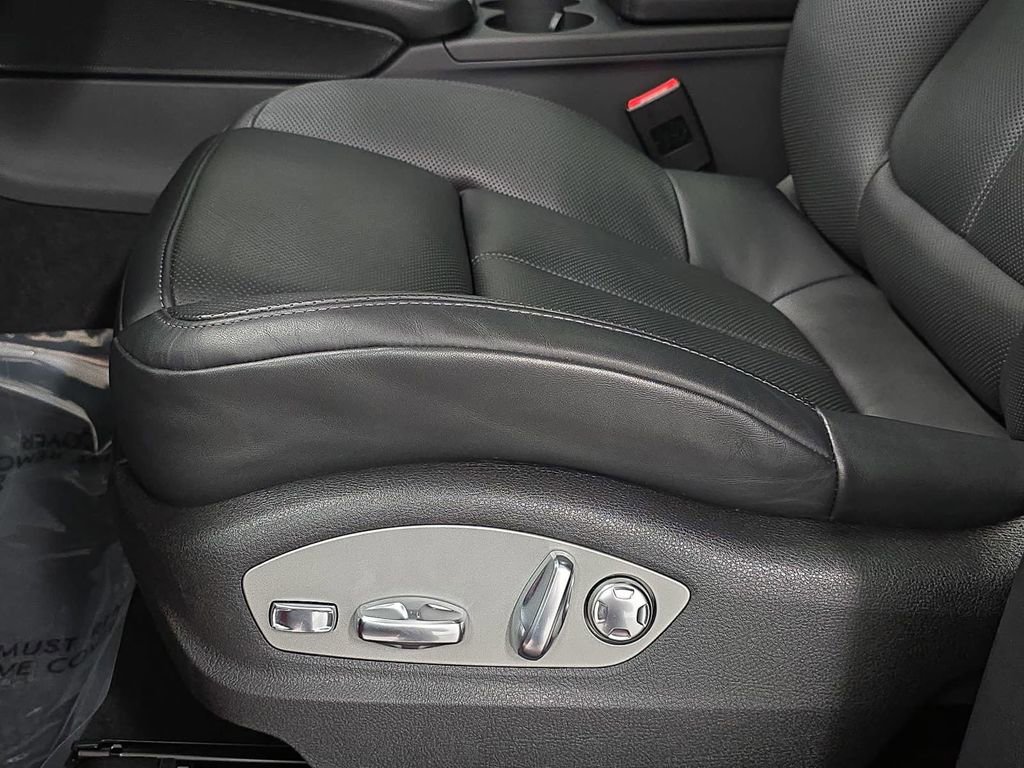 Used 2025 Porsche Macan AWD/4WD image 25