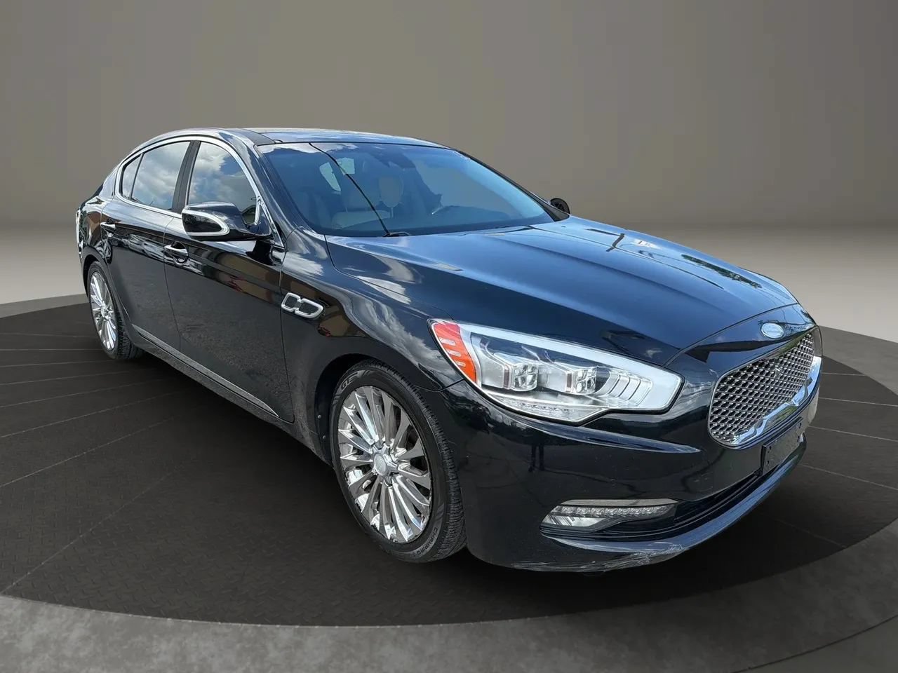 Used 2017 Kia K900 Luxury w/ VIP Plus Package RWD image 3