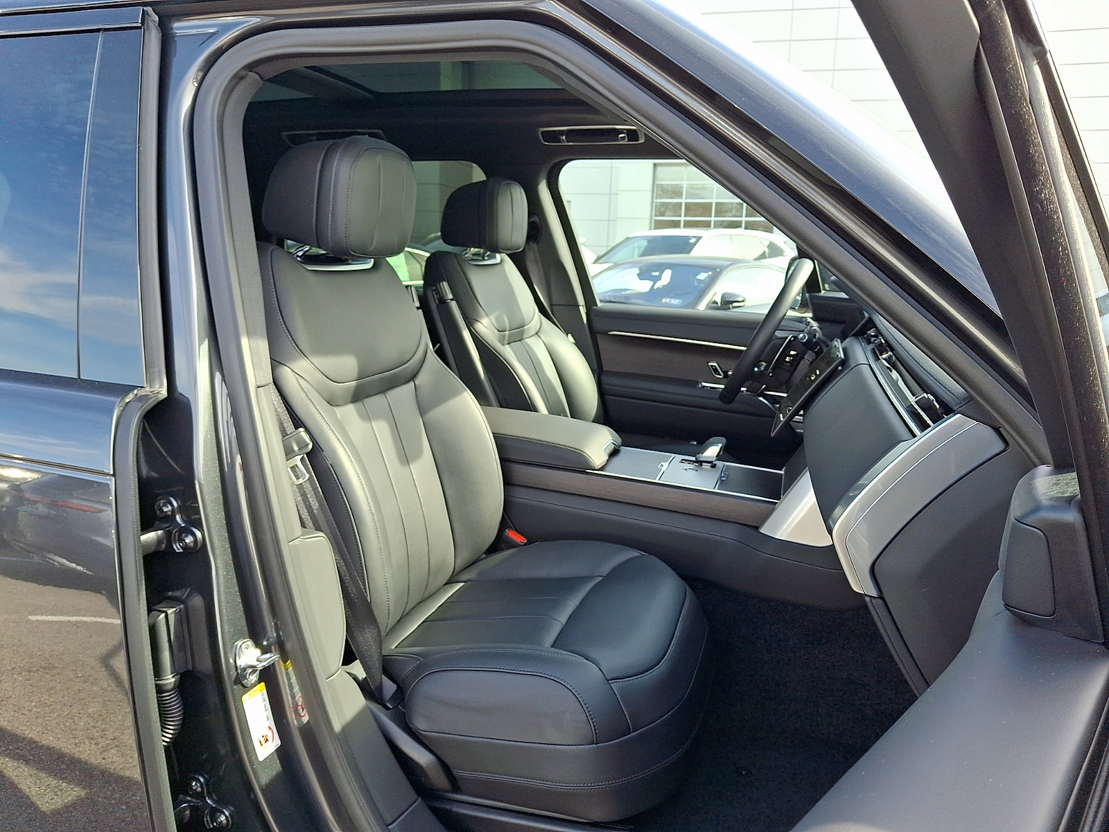 New 2025 Land Rover Range Rover SE image 3