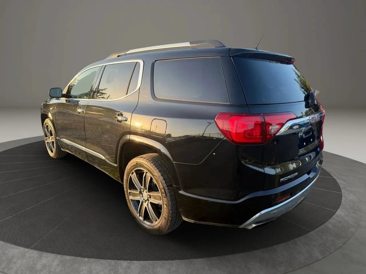 Used 2017 GMC Acadia Denali w/ Technology Package AWD/4WD image 7