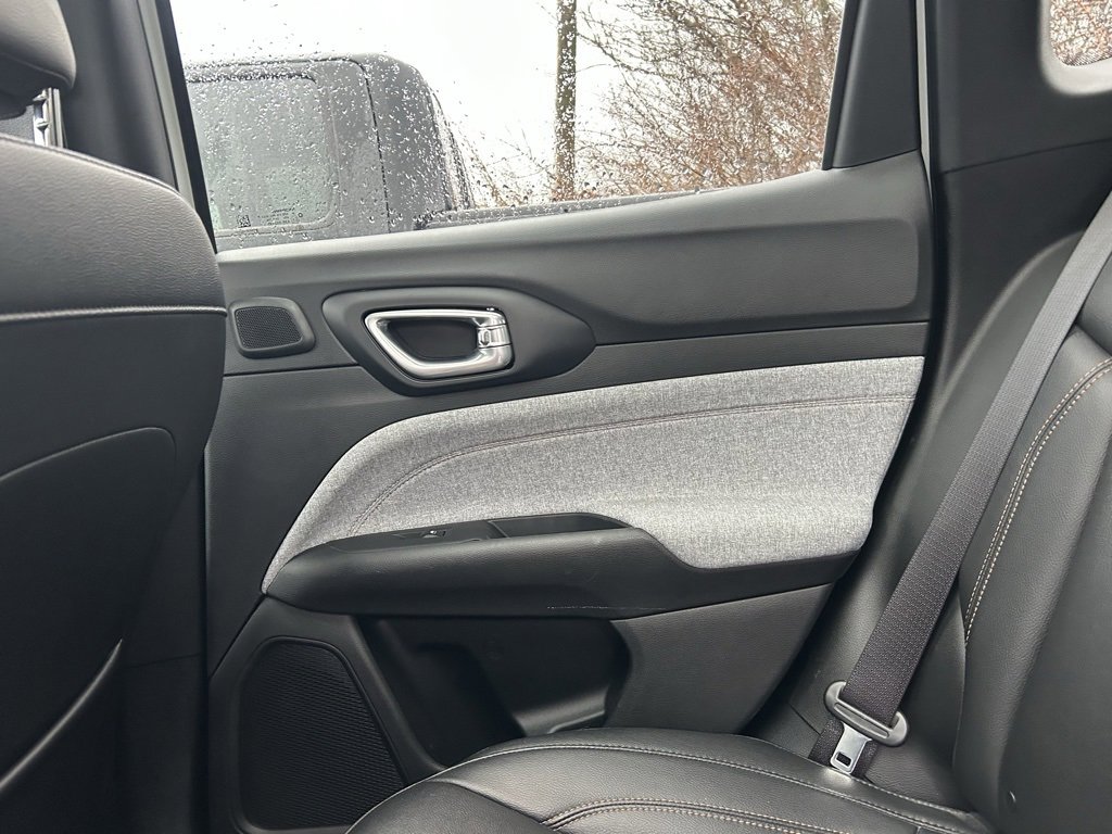 Used 2024 Jeep Compass Latitude w/ Sun and Sound Group image 30