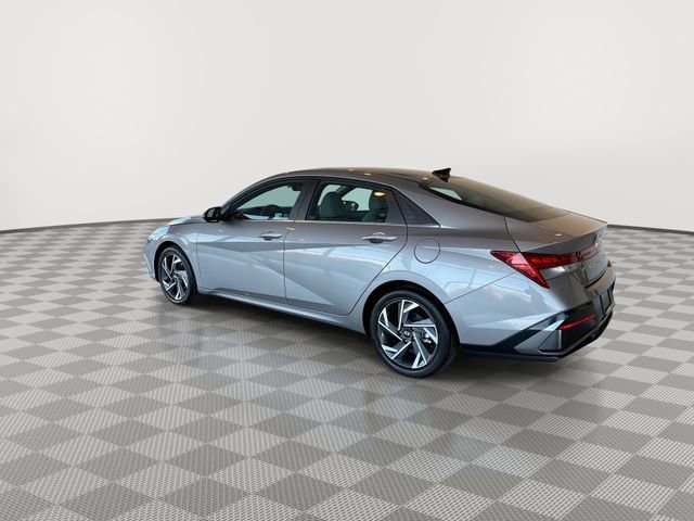 Used 2025 Hyundai Elantra Limited image 7