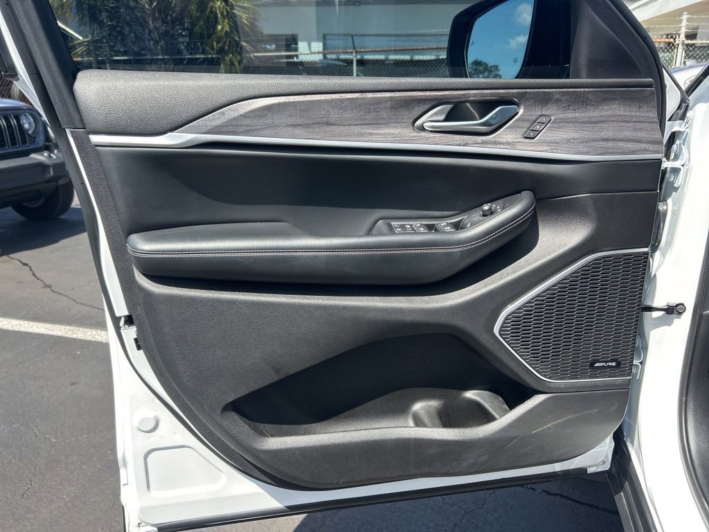 Certified 2023 Jeep Grand Cherokee Limited w/ Luxury Tech Group II image 35