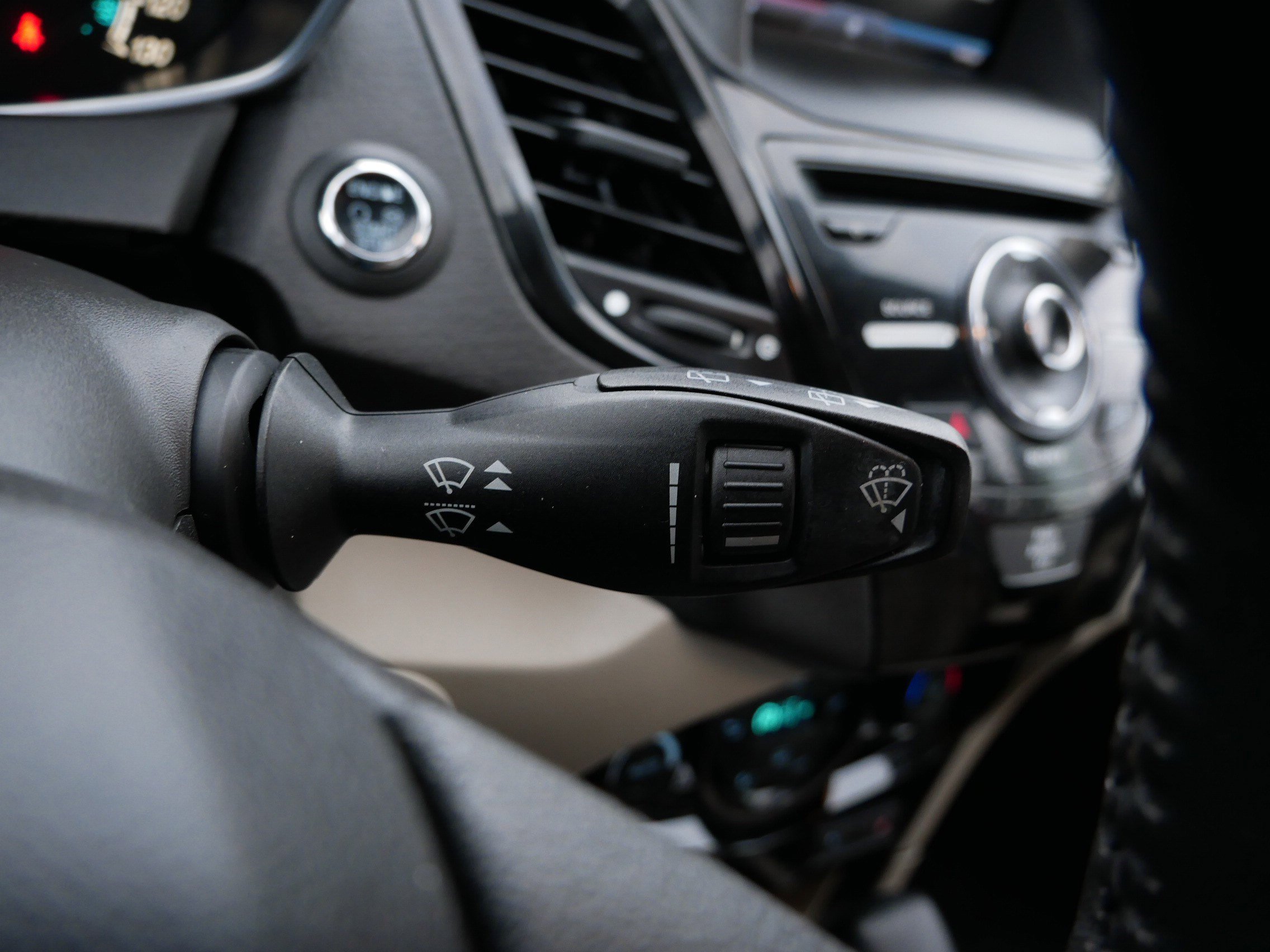 Used 2014 Ford Fiesta Titanium image 34