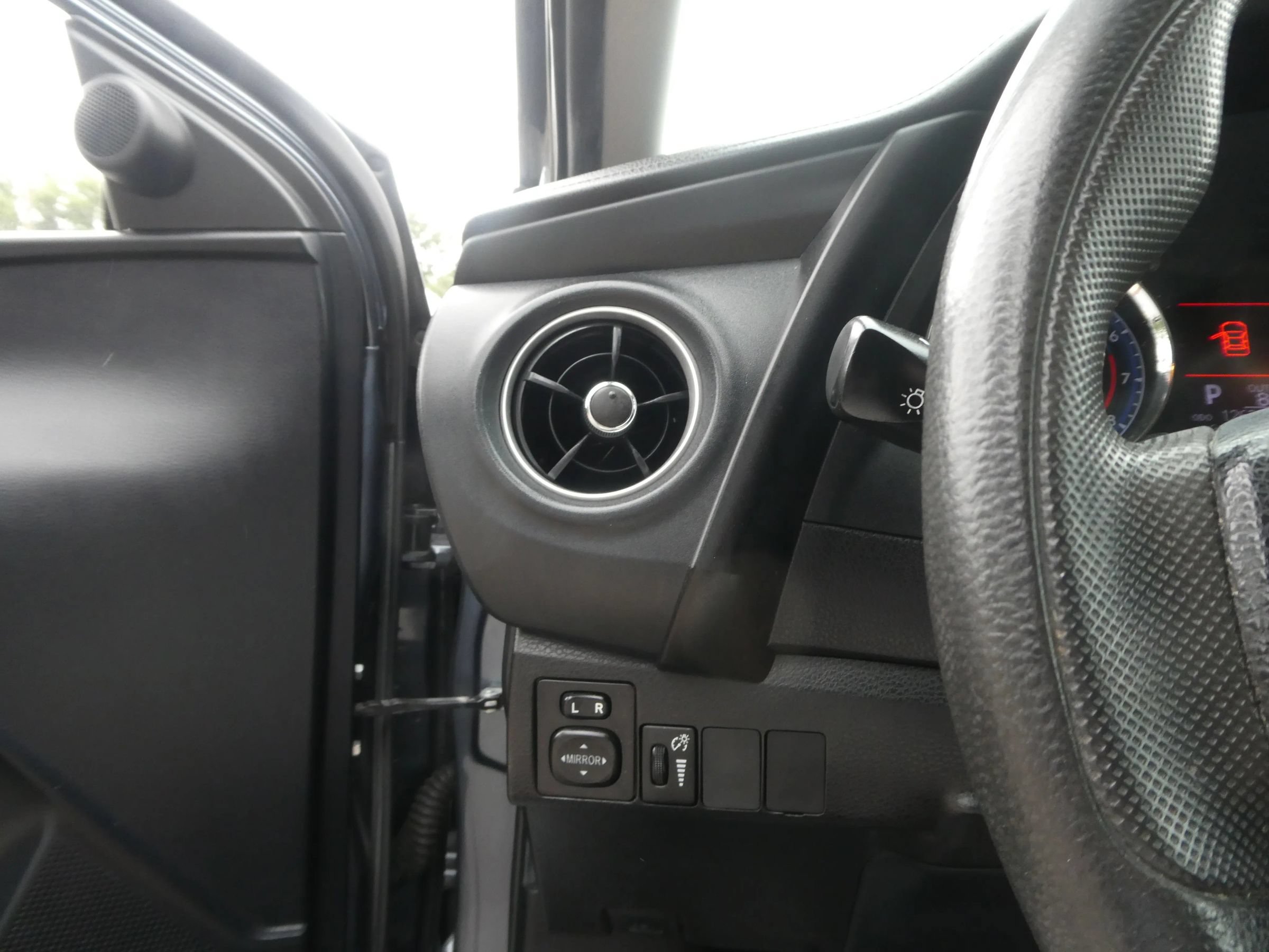 Used 2019 Toyota Corolla LE FWD image 14