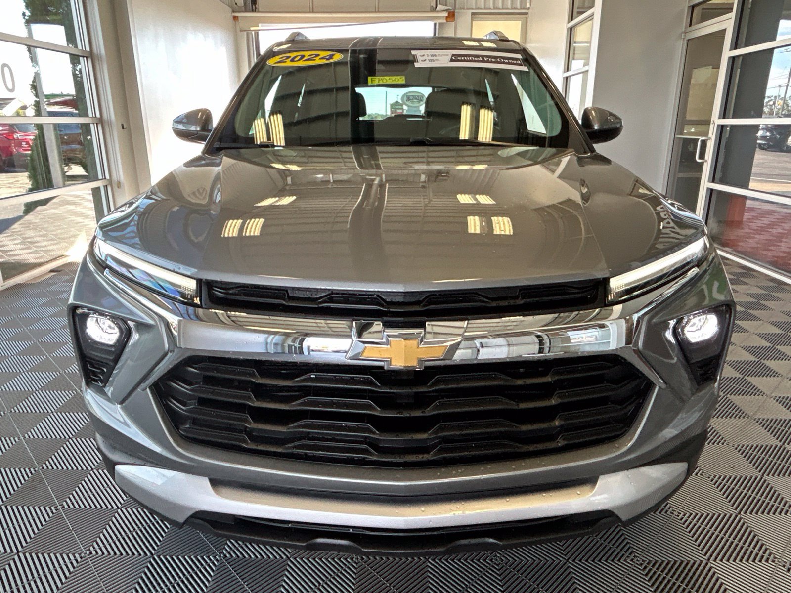 Used 2024 Chevrolet TrailBlazer LT w/ LT Cold Weather Package FWD image 2