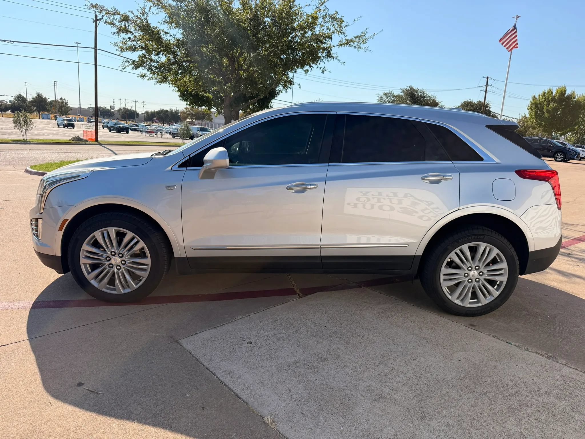 Used 2019 Cadillac XT5 Premium Luxury AWD/4WD image 2