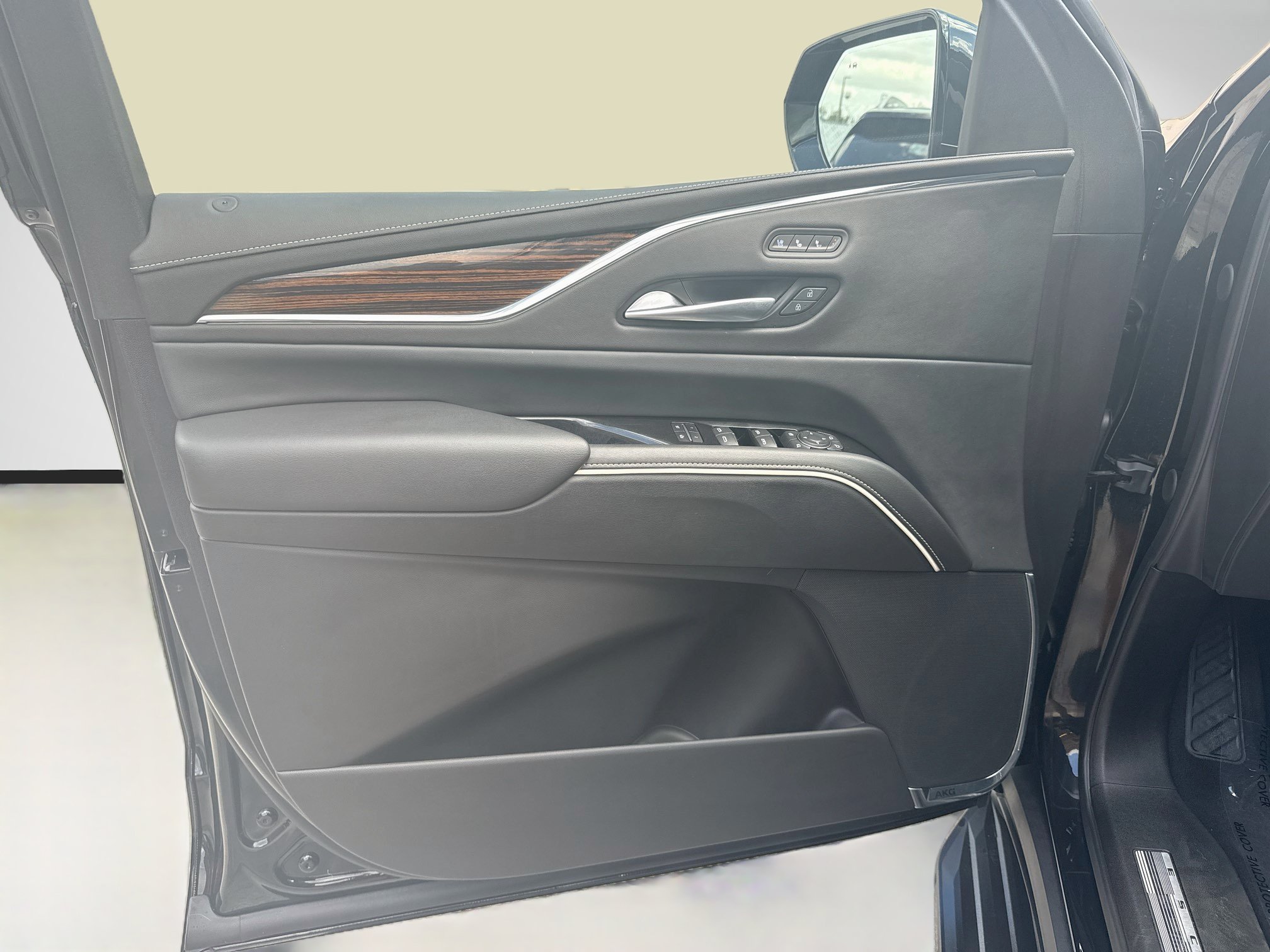 Used 2023 Cadillac Escalade Premium Luxury AWD/4WD image 18