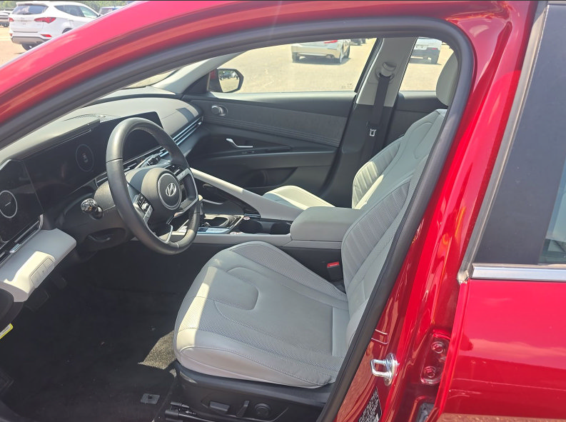 Used 2025 Hyundai Elantra Limited FWD image 9