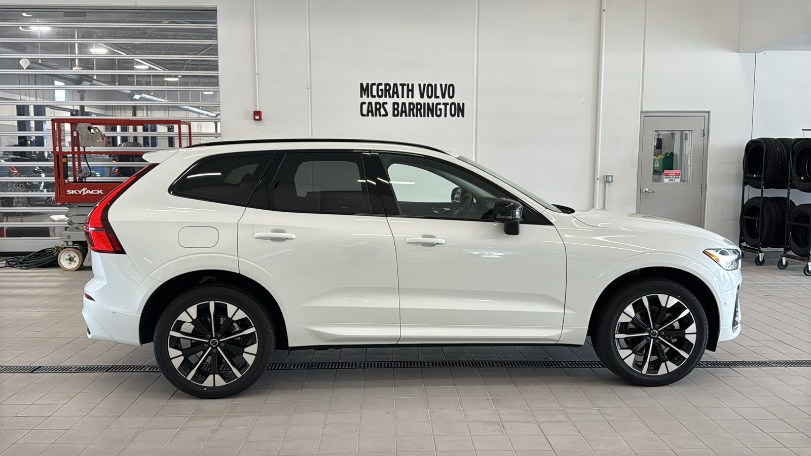 New 2027 Volvo XC60 B5 Plus AWD/4WD image 4