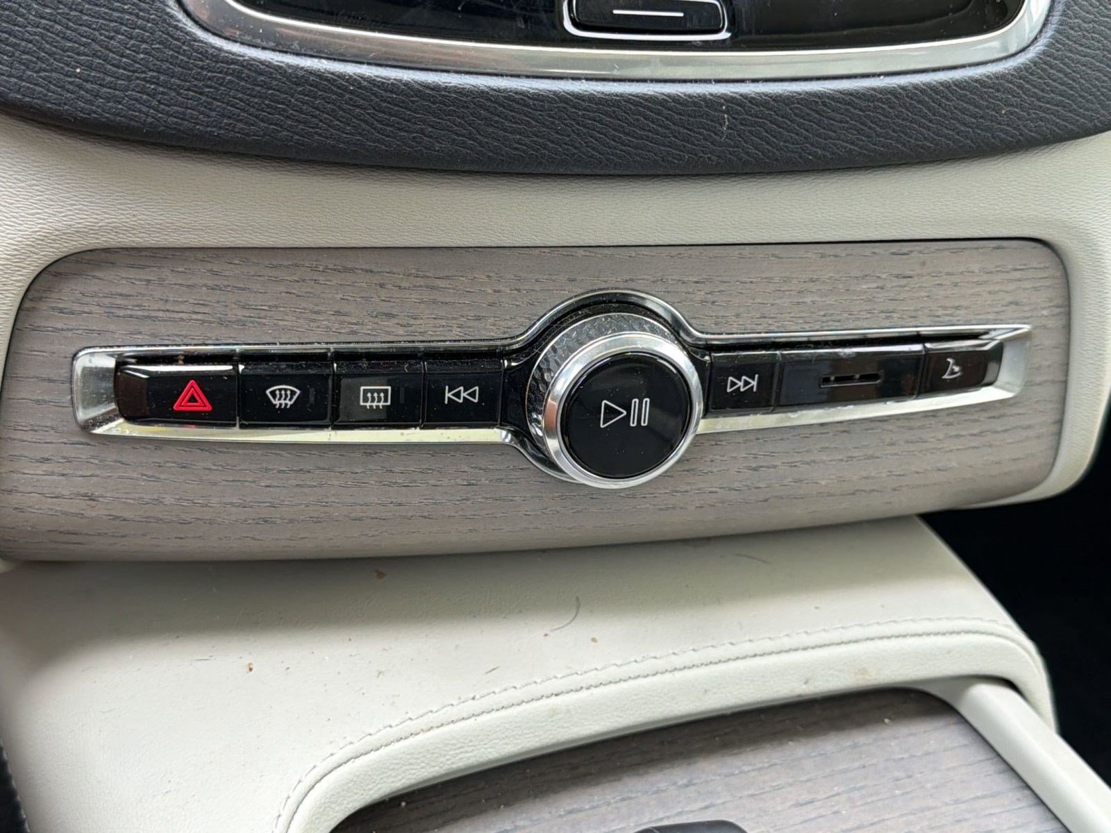 Certified 2024 Volvo XC90 B6 Plus w/ Protection Package Premier AWD/4WD image 17