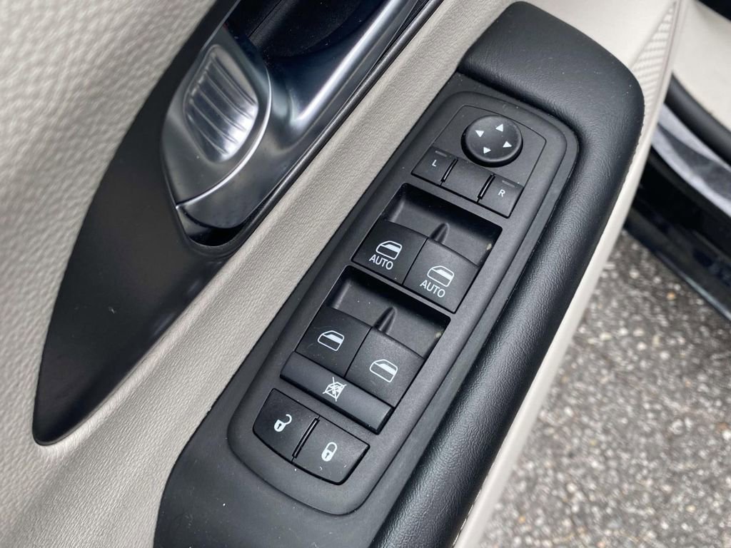 Used 2024 Chrysler Pacifica Touring-L image 16