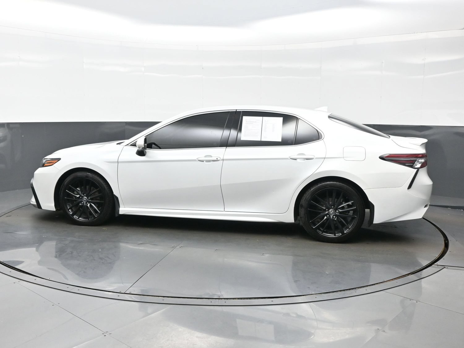 Used 2022 Toyota Camry XSE w/ Cold Weather Package FWD image 3